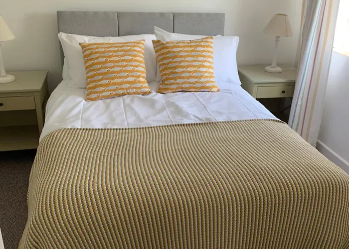 Lovely Home From Home Apartment 8 Mins Walk To Beach With Free Parking And Sun Deck 2 Bed Sleeps 4
